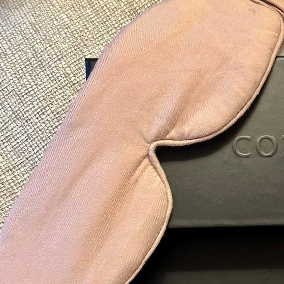COZY EARTH BAMBOO STRETCH KNIT SLEEP MASK in blush color - Picture 2 of 7